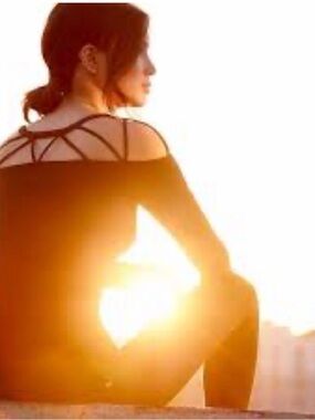 NWT Fabletics Rise and shine! Das Sunburst Tee Black Small